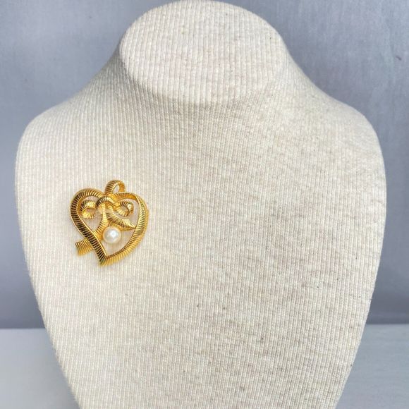 Heart Brooch Gold Tone Ribbon Design With Single Pearlescent Bead - Picture 1 of 7